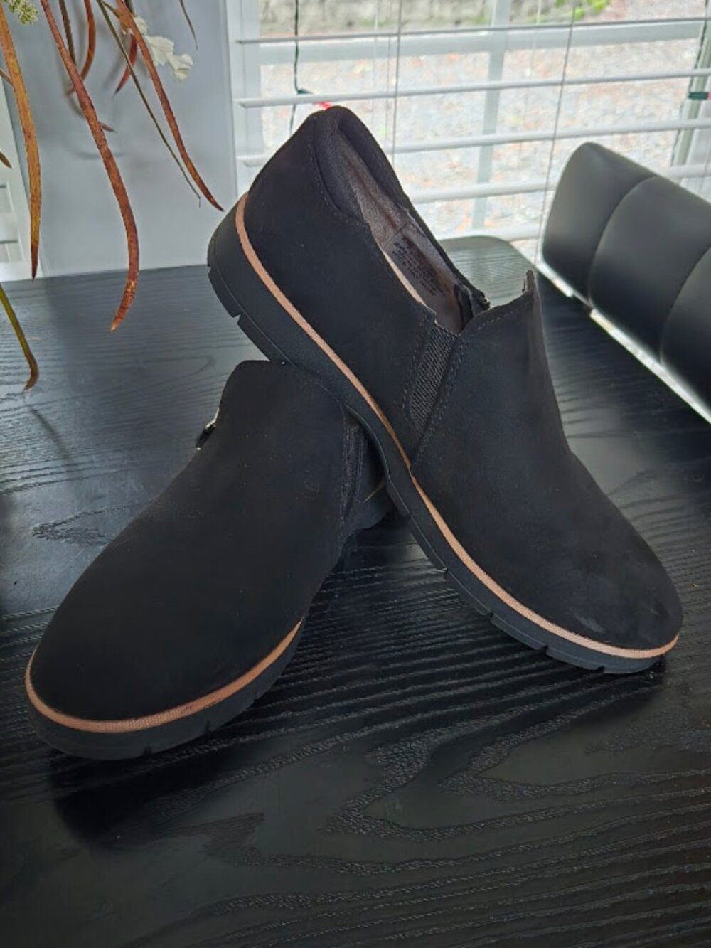 Dr Scholls sz 8.5 Nice Day Now Slip On Black Shoe with side zip closure accent